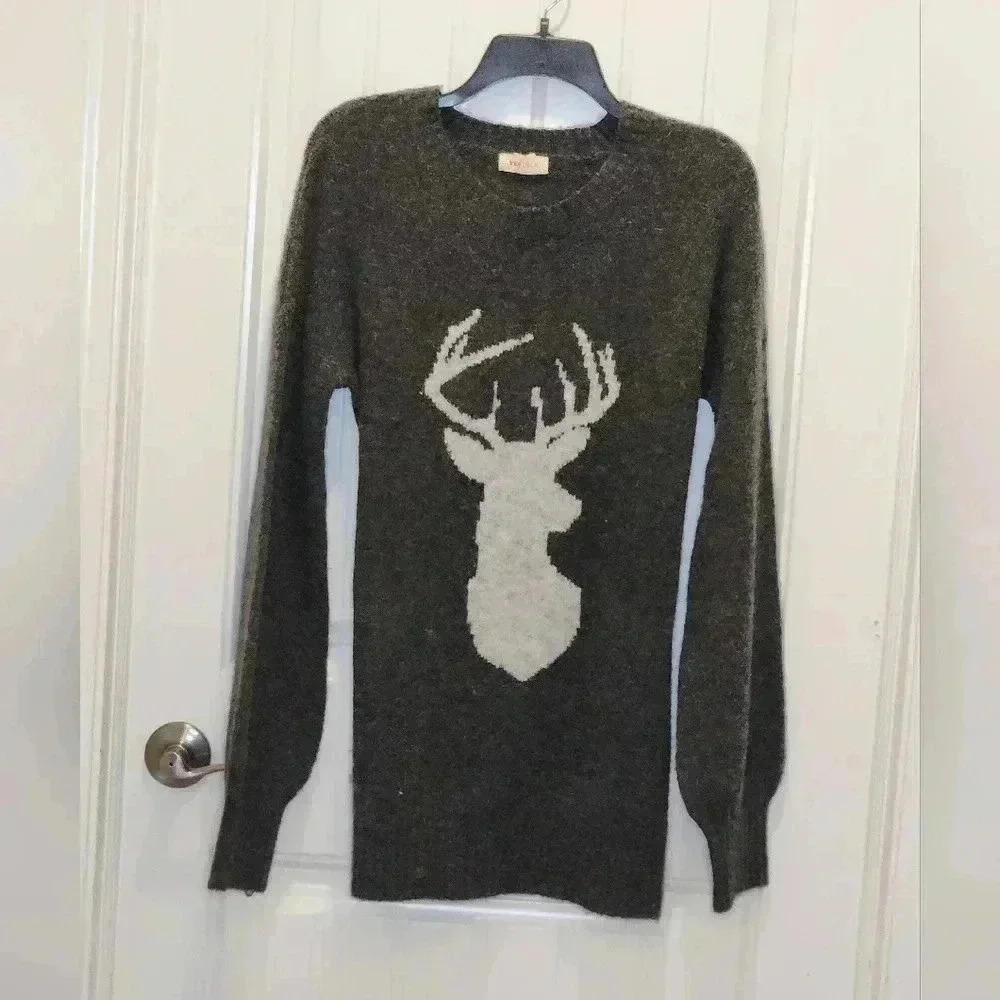 Women's knit crew neck long winter Christmas deer sweater size M gray NWOT
